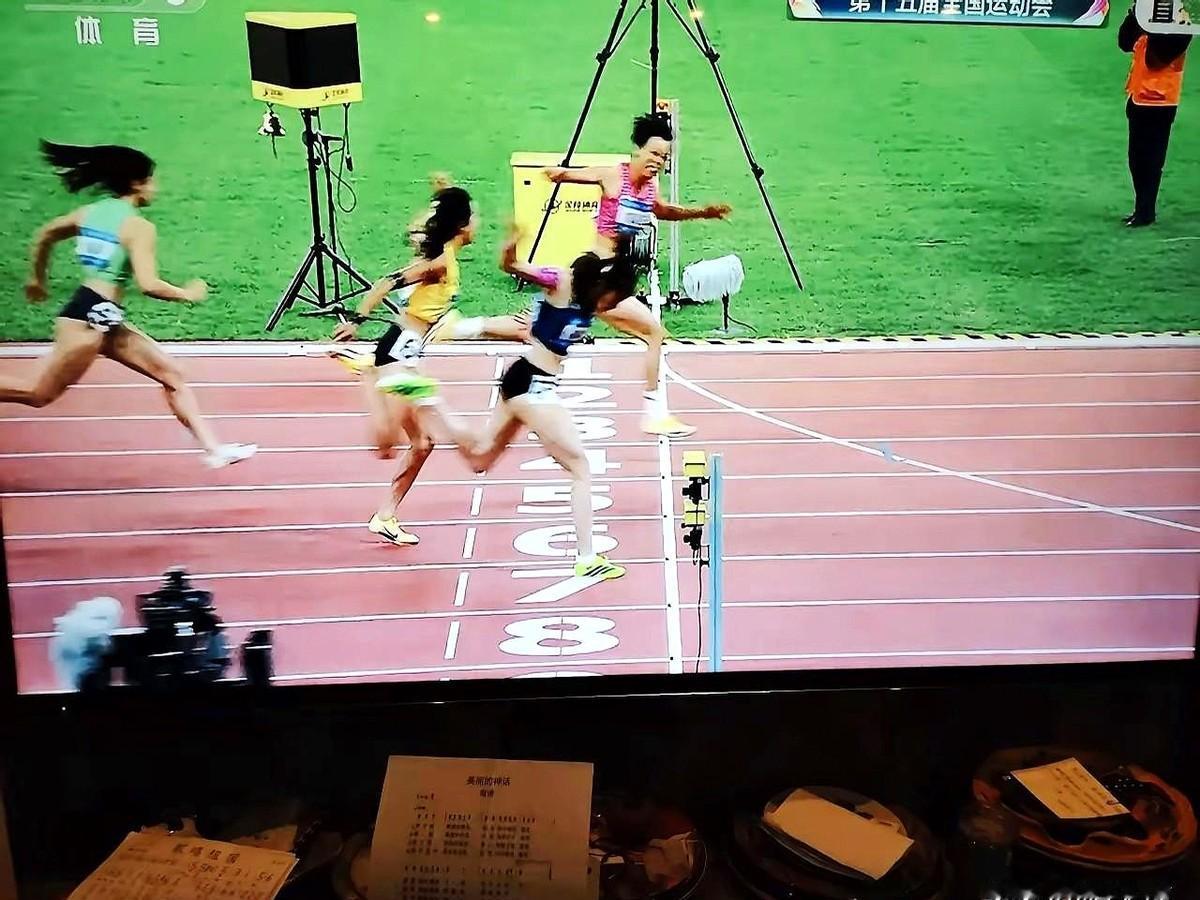 刘景阳在刚刚结束的第15届全运会女子100米栏的比赛中斩获冠军。
人家刚拿了冠军