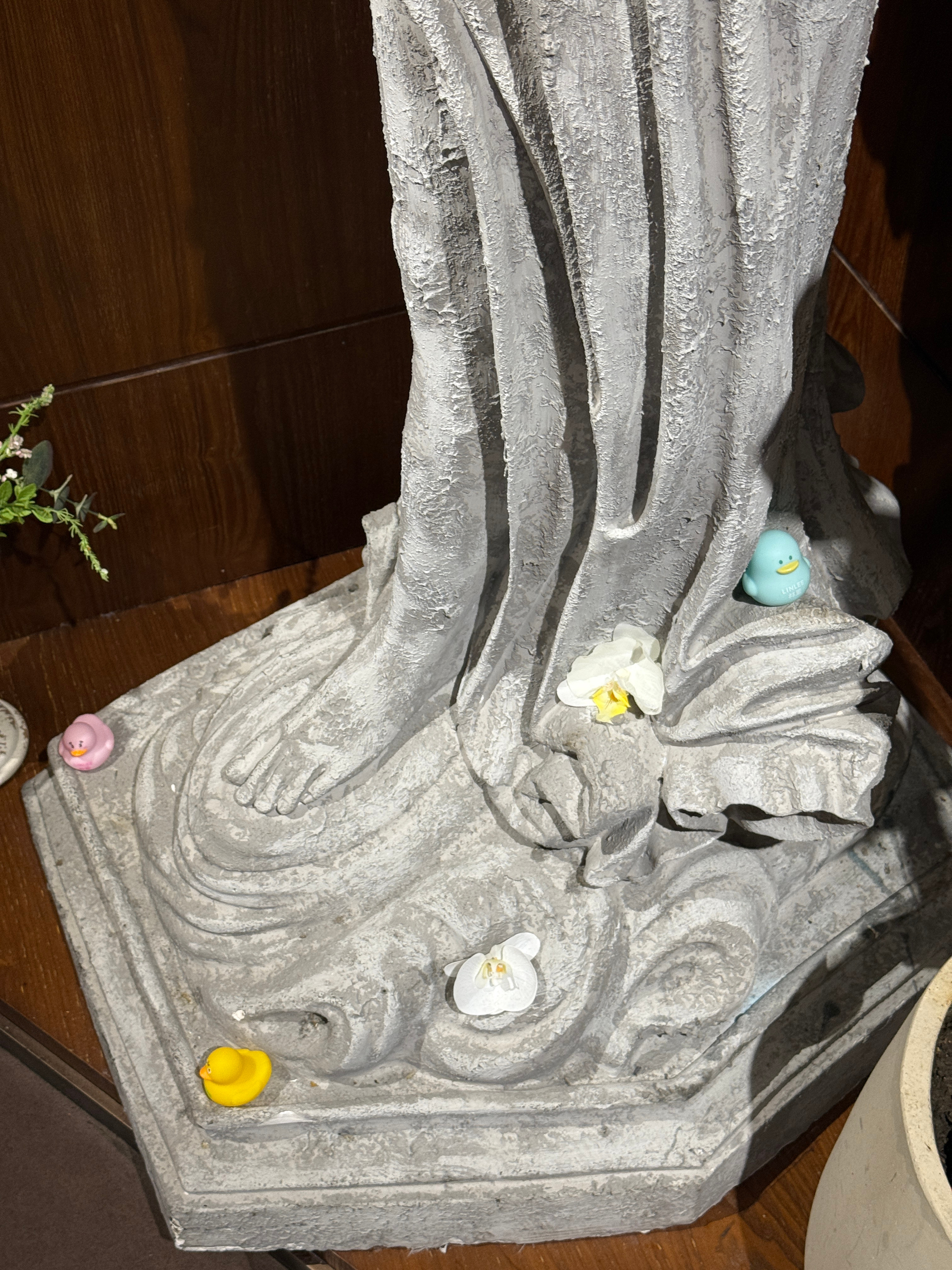 路过看到这个雕塑旁边为了三个林里鸭