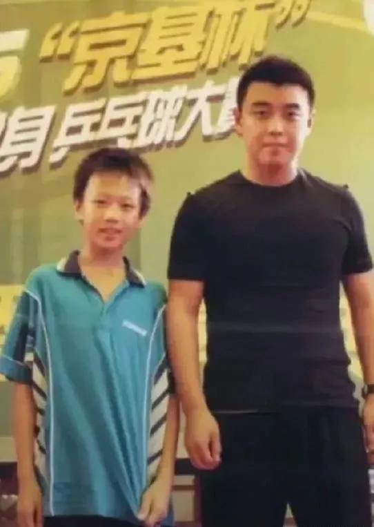 这是少年时期的林高远和王皓的合影照。那时的林高远还是个小小少年。但谁会想到现在的