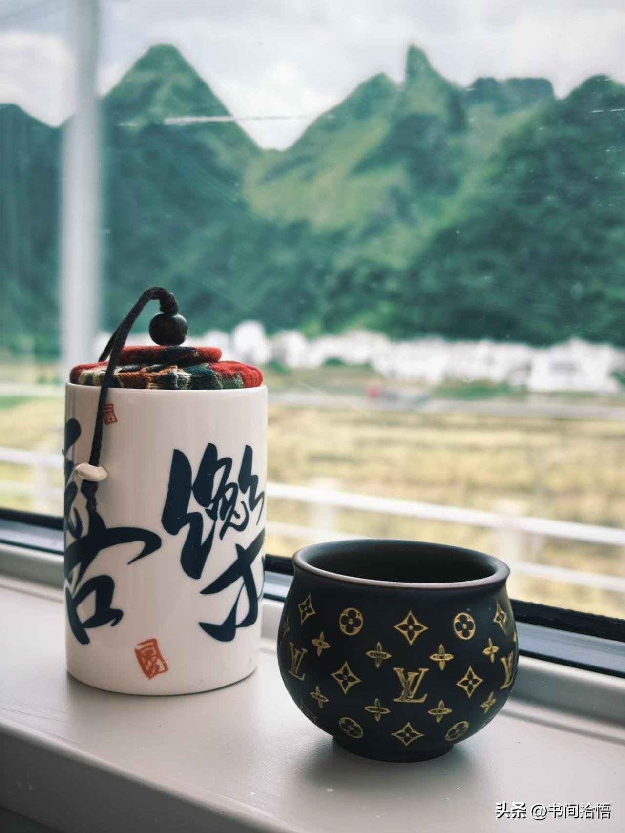 刘震云说：
“永远不要瞧不起任何人。一只鸟能吃一万只蚂蚁，一万只蚂蚁却能啃食朽坏