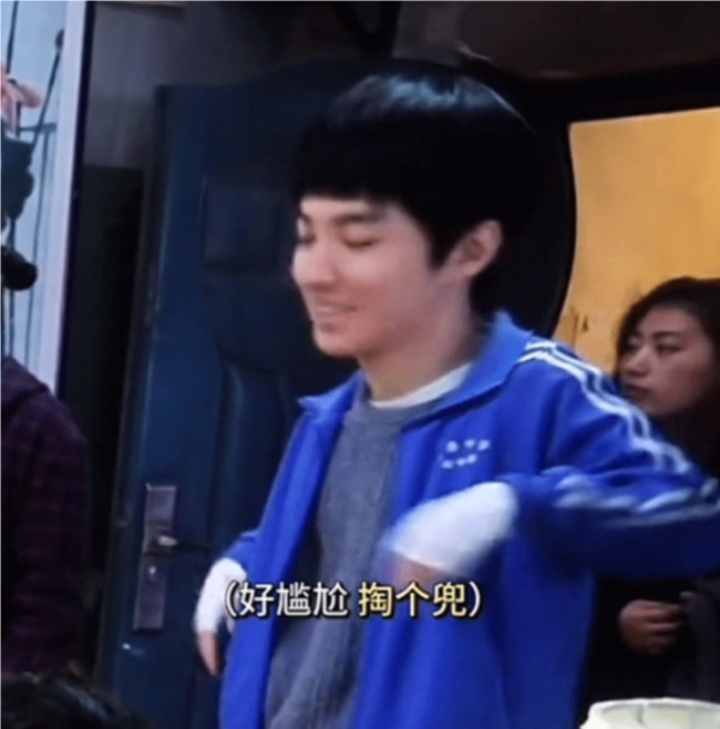 #王俊凯 好尴尬先插个兜#王俊凯向刘威葳表达了自己对某个场景的想法。刘威葳听后，