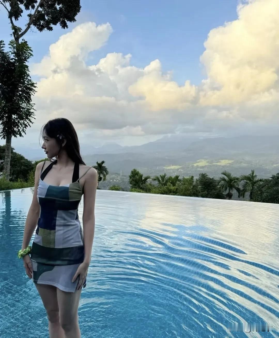 我是女的，也是程潇颜值粉和身材粉。可惜她自从回国以后一直减肥，因为内娱大环境其实