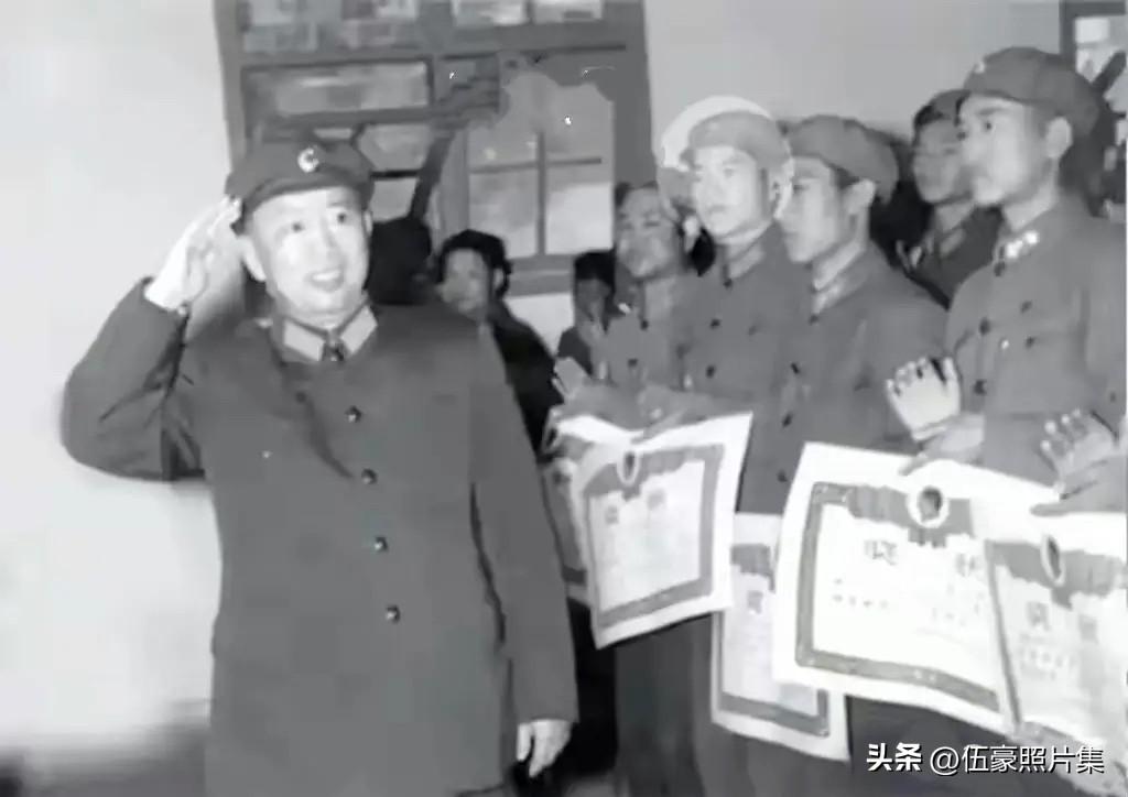 1963年11月2日，江西上饶，空军司令员刘亚楼上将（左前）在祝捷授奖大会上，向