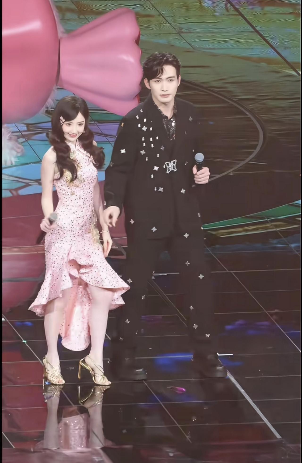 毛晓彤的“宁缺毋滥”，不是没人追，是她启动了一套最高级别的筛选程序。
38岁，感