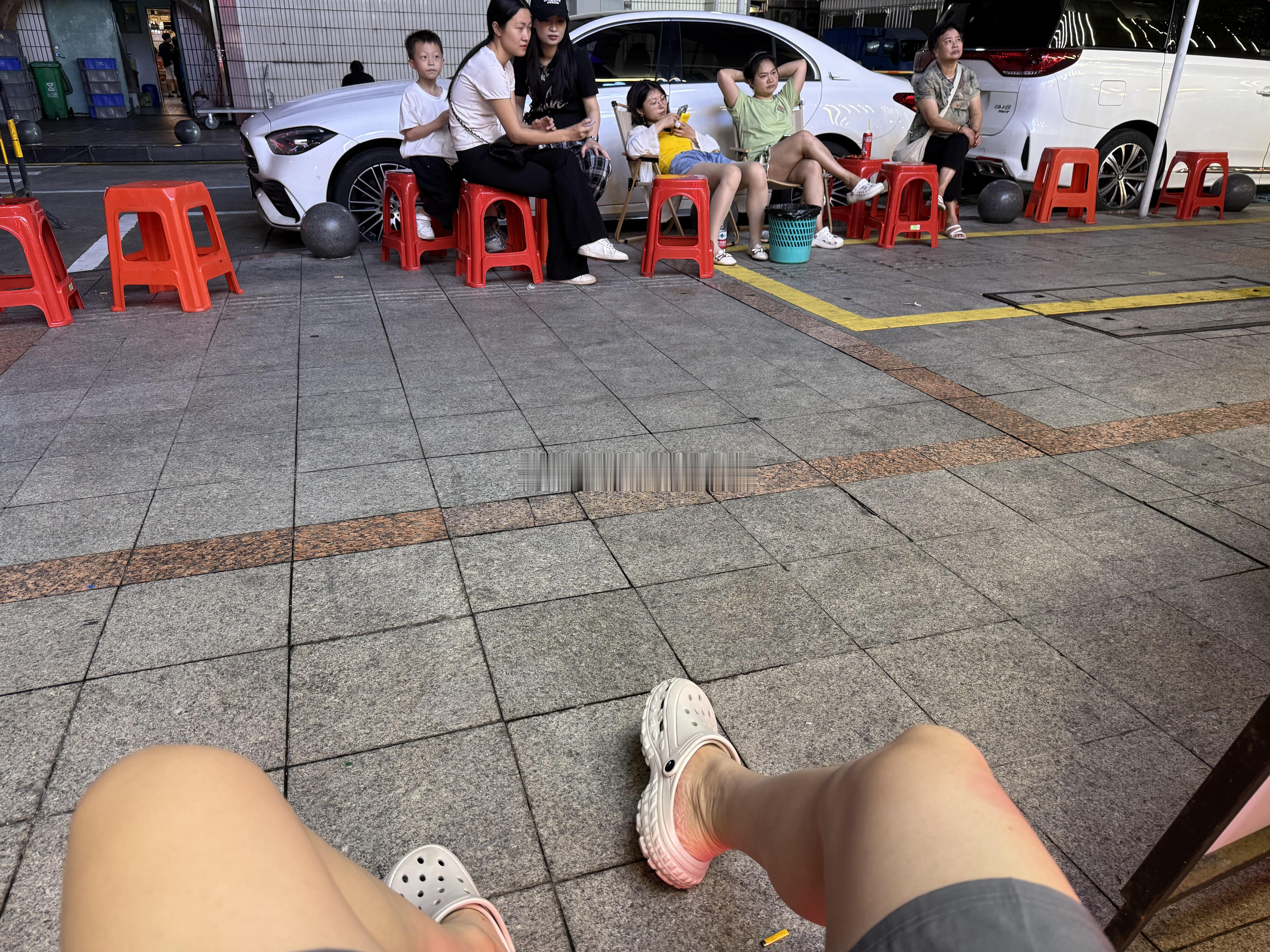 深圳的夜生活真丰富，来城中村吃 清远脆皮鸡煲都晚上快晚上九点了，还要排队半小时以