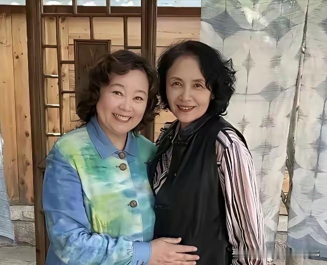 两位老戏骨，右边这位是八九十年代两次金鸡奖女主角获得者宋晓英，一晃眼她都有71岁