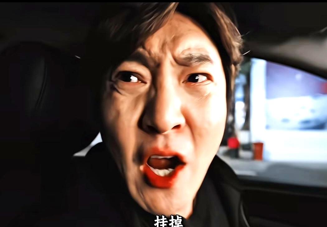 今天《迷墙》一开播，场子就稳了。
郭京飞一到，整部戏的“魂”被拎起来。

那张原