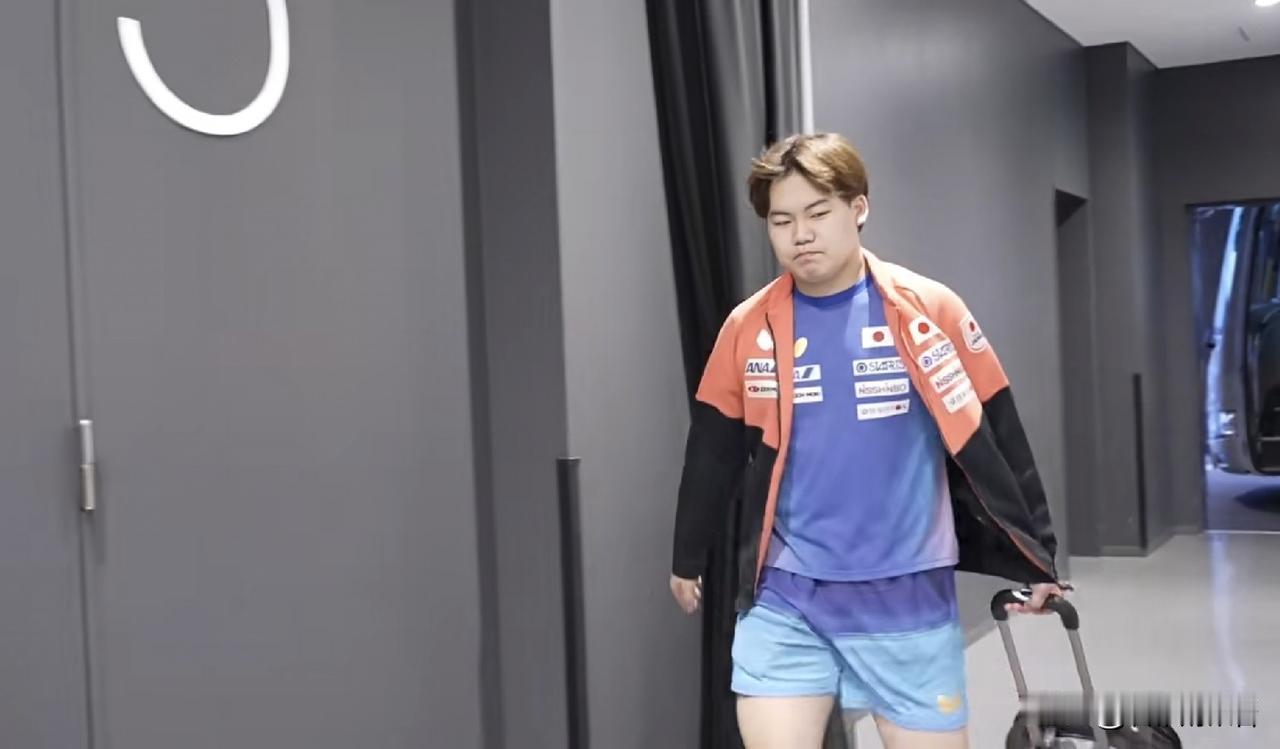 松岛辉空今天又3-0赢了林德。
看着松岛辉空今天这头发短了点，马上就是WTT瑞典
