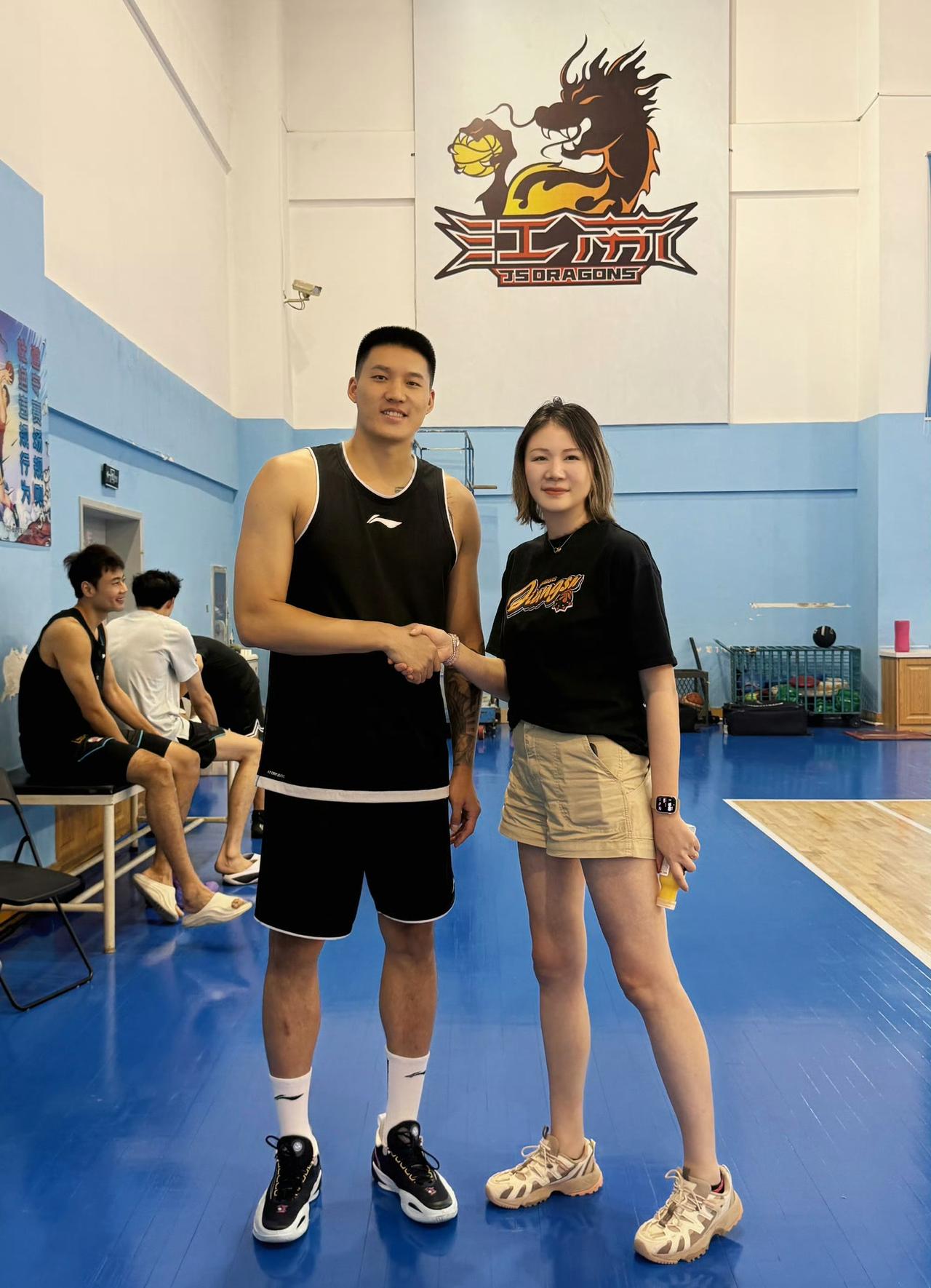 江苏肯帝亚男篮美女总经理积极操盘，全力补强阵容再战CBA赛场。

近期，江苏肯帝