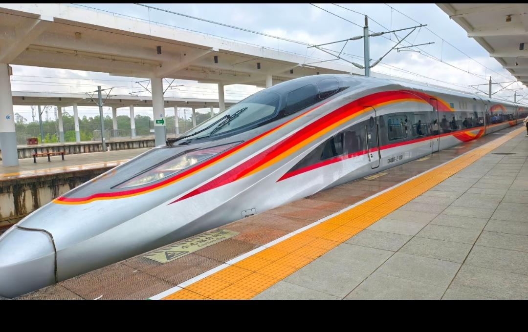 春运又开始了，全球最大的人类迁陟又上演了。
     高铁是春运的主力，比起以前