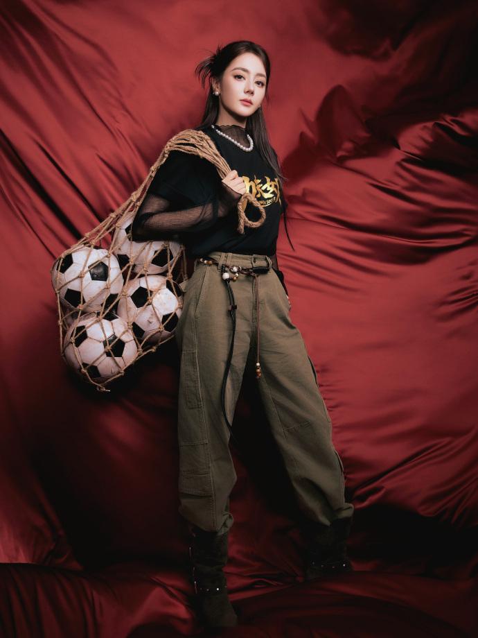 迪丽热巴赴约走进功夫与热爱的现场迪丽热巴功夫女足路演化妆师金鹤龙迪丽热巴《功夫女