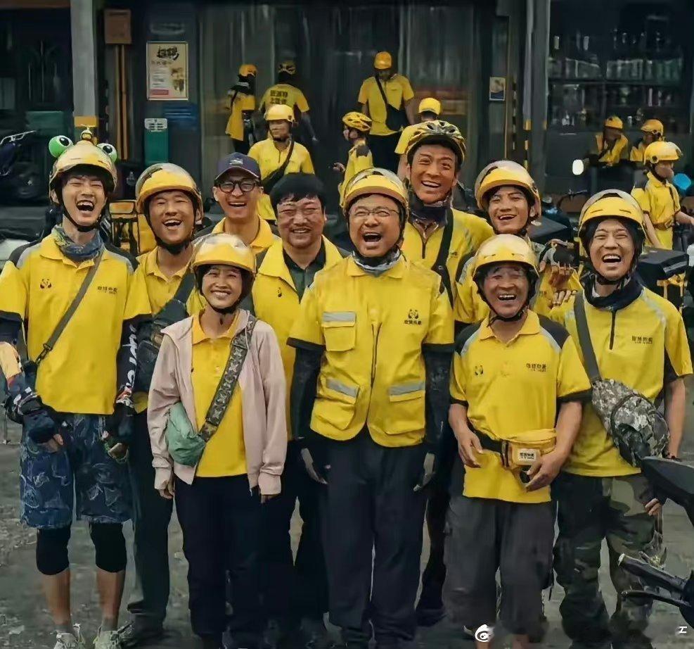 网友：前面笑的是演员，后面不笑的才是真的外卖员。  票房目前只有3.5亿，投资方