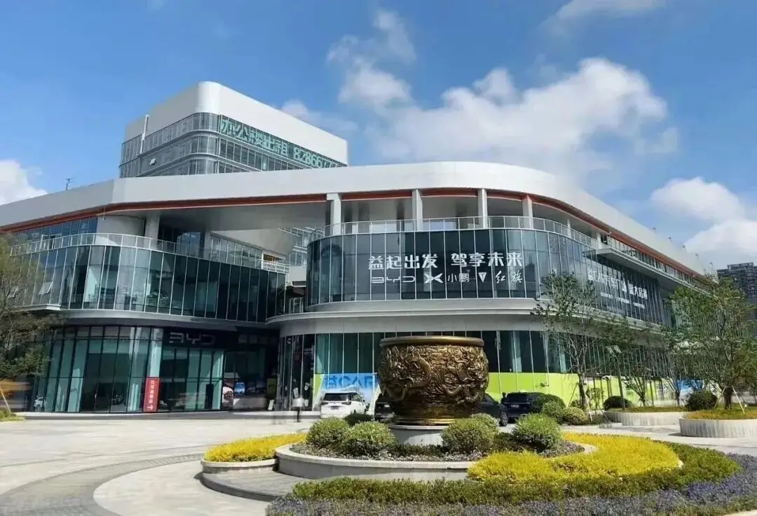 5月15日，中国一汽华东直营汽车城，正式在无锡落地开业。这是一汽富华全资直营的汽