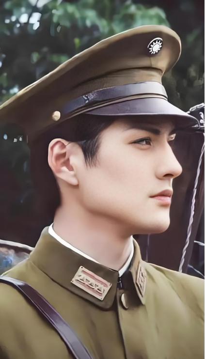 2000年，21岁的严屹宽被上海一个富婆看上，富婆提出用1个亿包养他，日后不用努