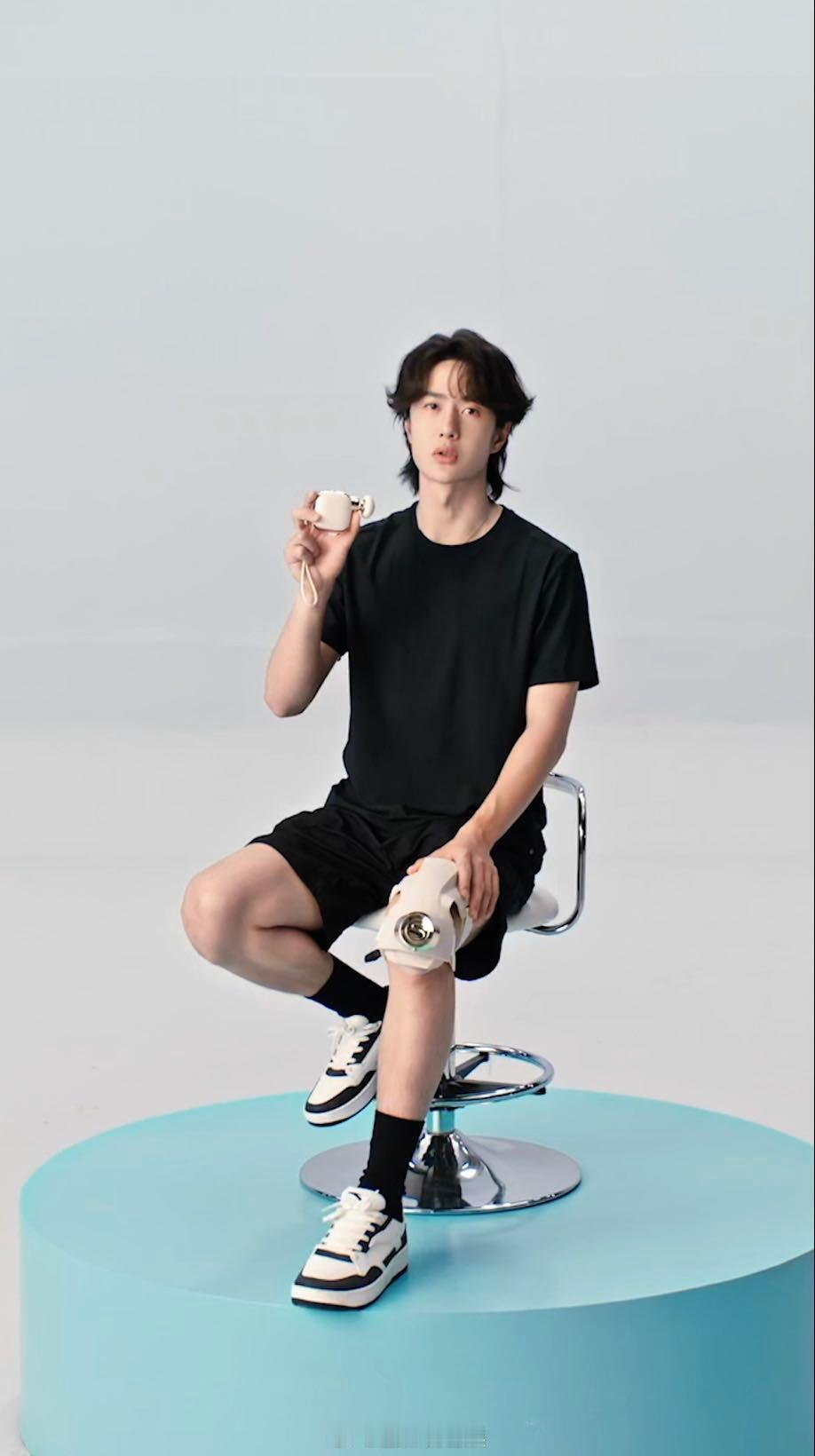 王一博解锁教练新身份 变身健身教练，力量与柔韧完美结合，每个动作都干净利落！全新