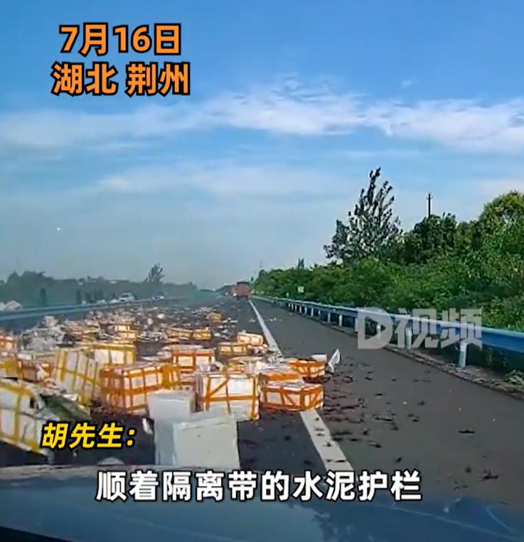 【，过路司机：不变道就被压住了】7月16日，湖北荆州，胡先生发视频称，一辆货车高