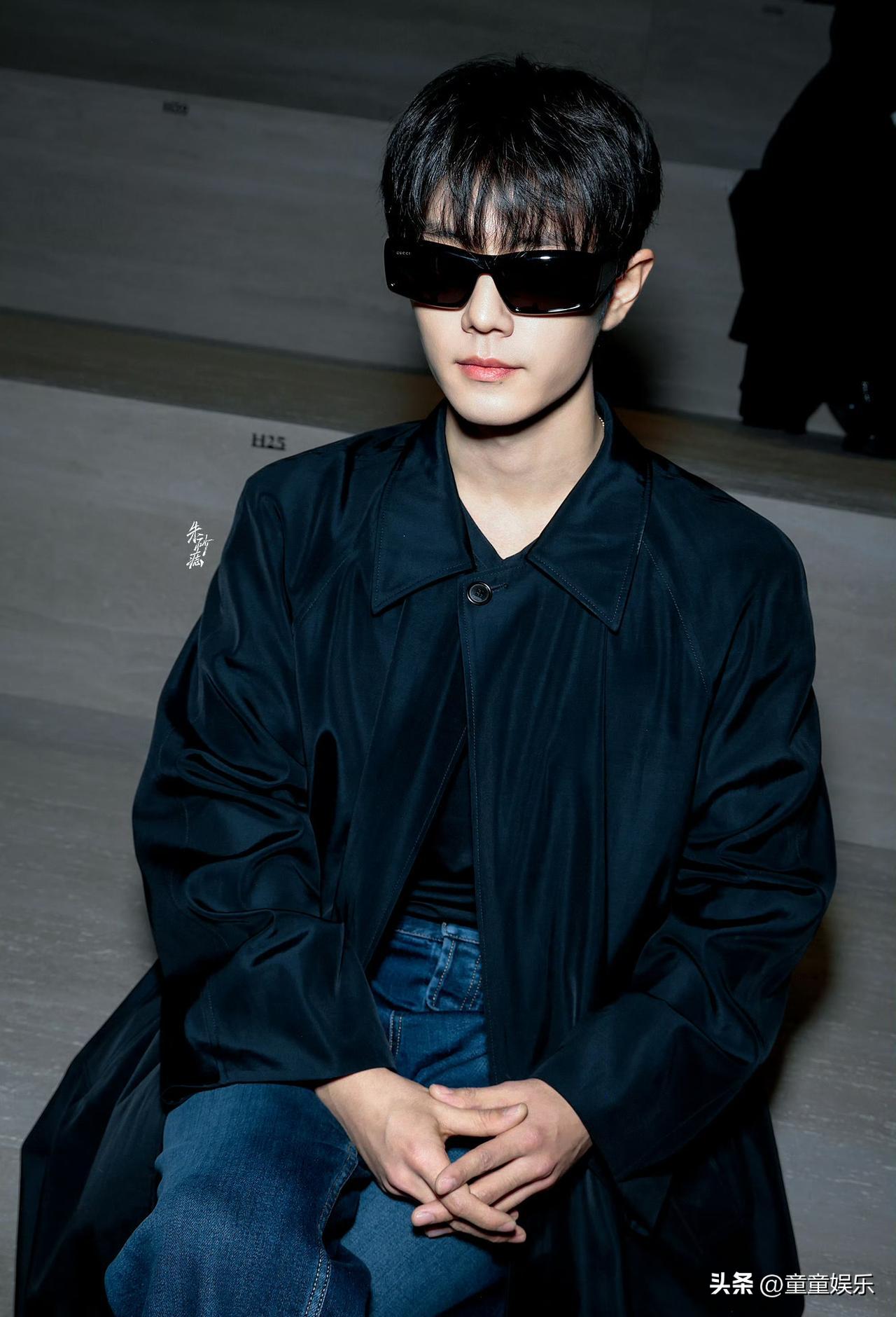 谁能想到啊，一个明星去趟时装周，能带火的不只是衣服，还有他手上戴的石头。
明眼人