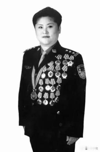 1988年，郑州一姑娘被两名大汉强行塞进出租车内。就在车子急刹时，姑娘趁着前倾惯