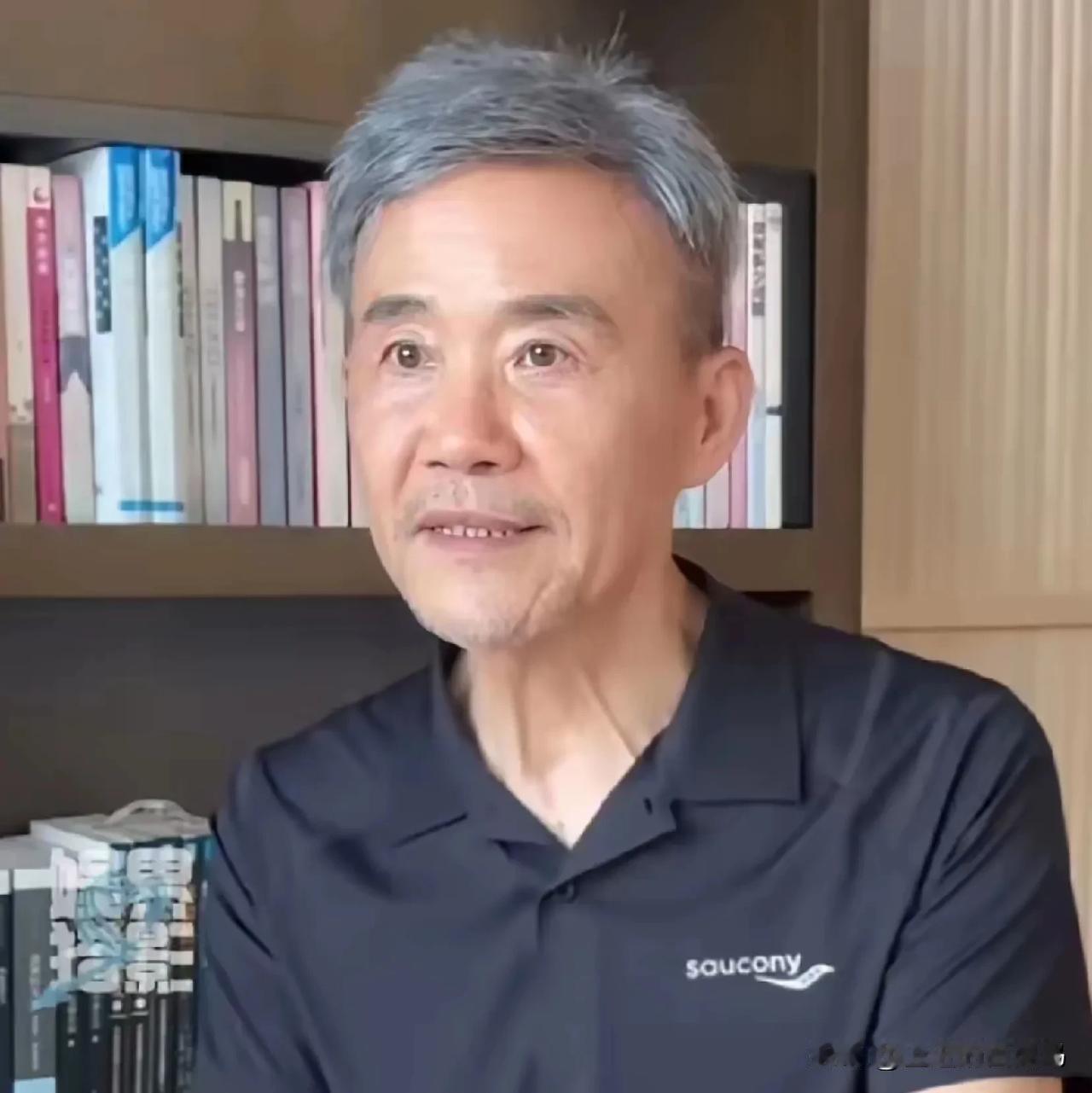 当年的地产大亨王石与小娇妻在一块时，老是缺乏自信。
为了和小媳妇更般配些，死命把