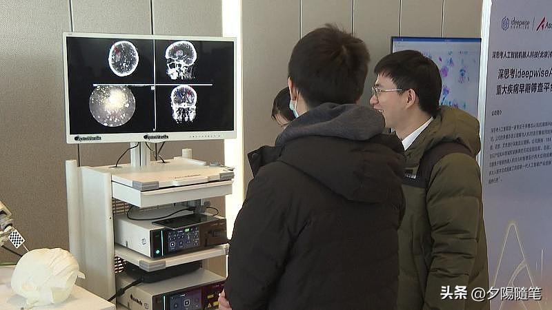 AI提高医疗诊断准确性有不少妙招。它能对海量医疗数据进行学习分析，快速识别疾病特