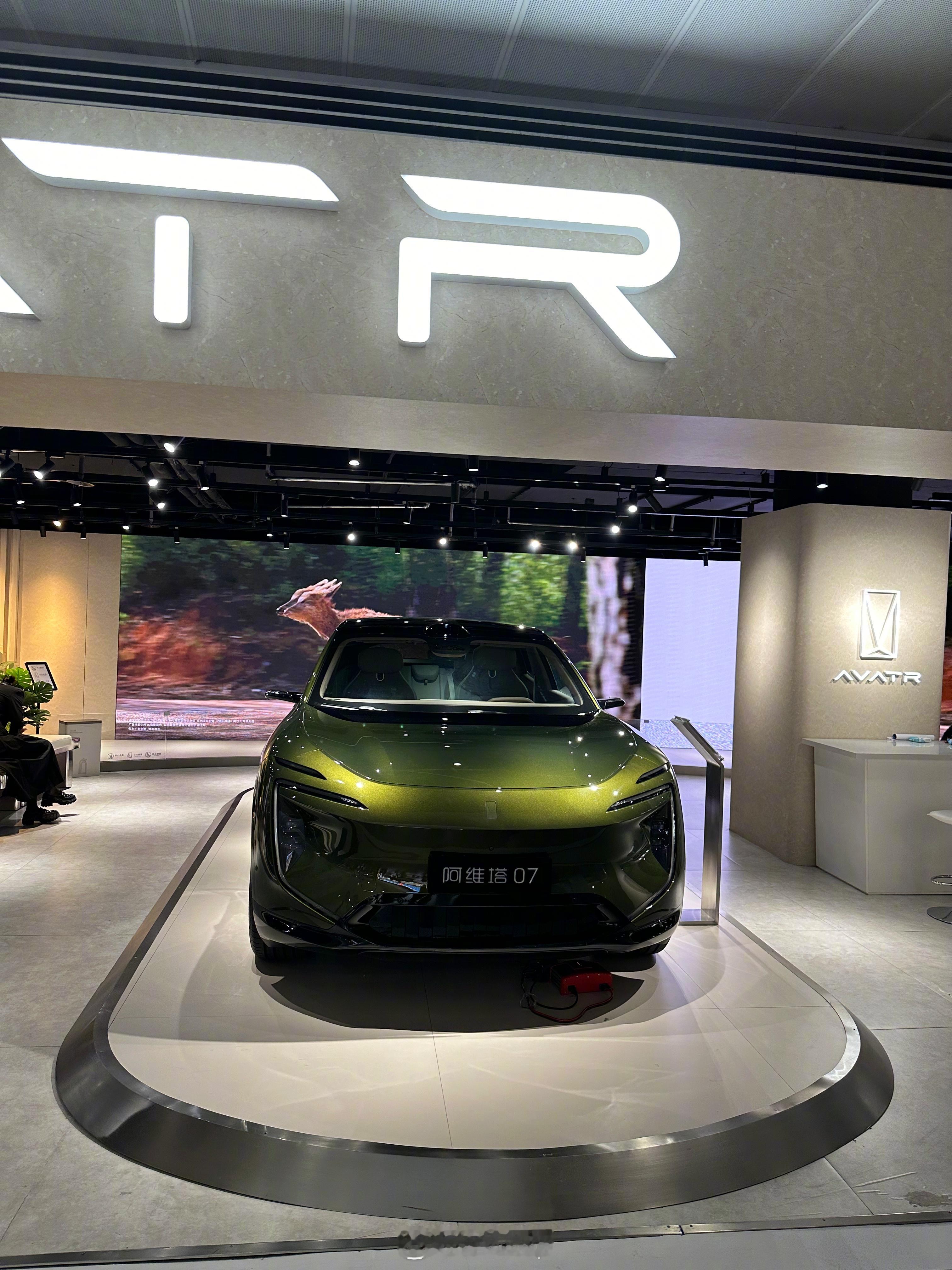 浦东机场里的阿维塔07，这绿色还真挺好看！但这展车也不给你开门看，旁边的工作人员