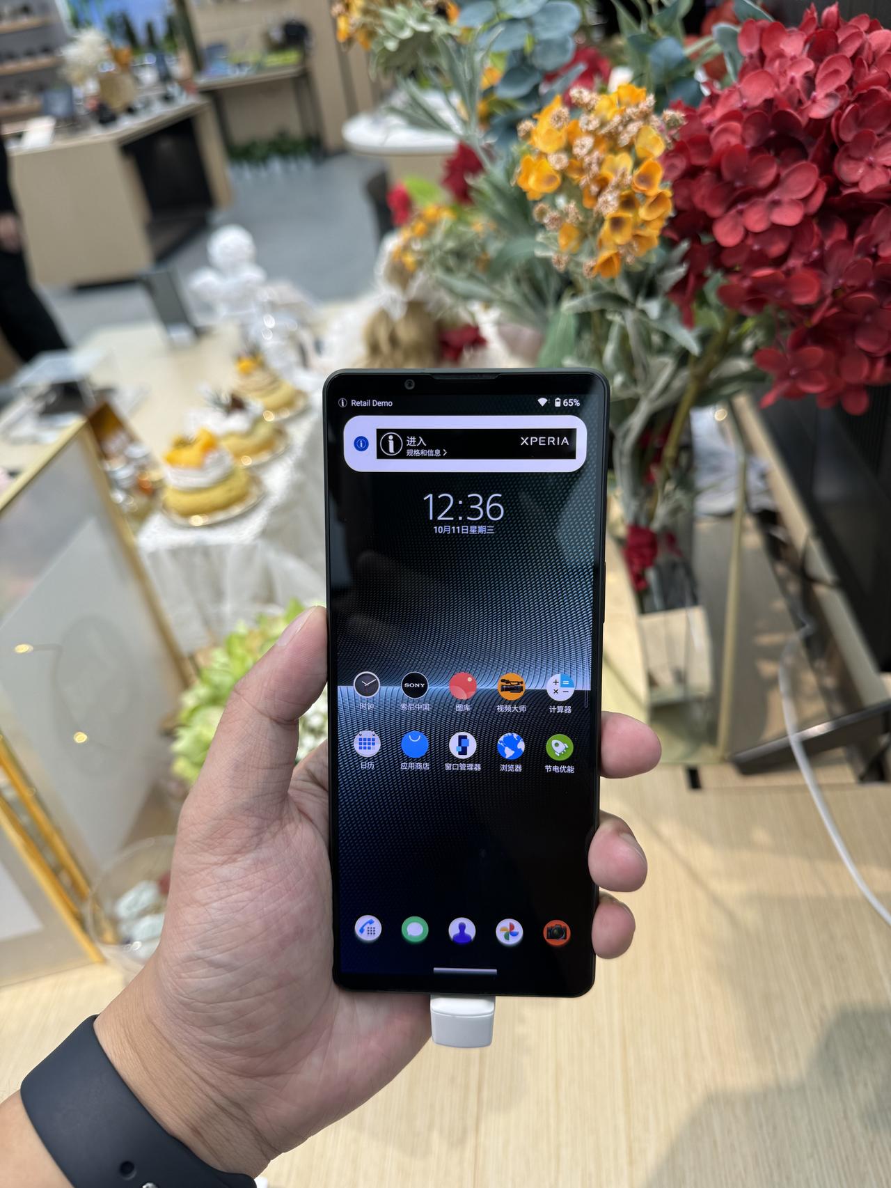 刚刚摸了摸索尼大法的旗舰1 V，讲道理，是非常精致的，整机很窄，手感比较独特。索