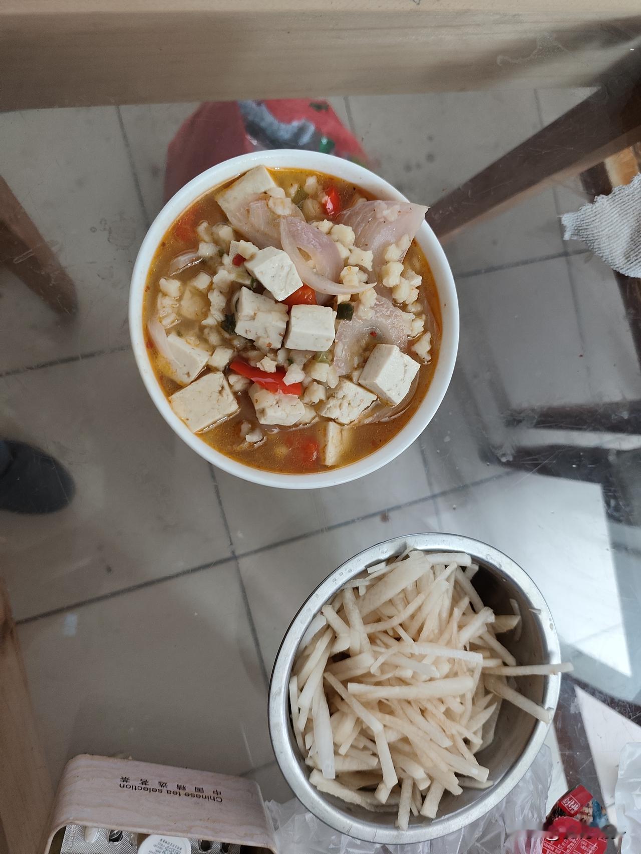 老婆煮的速食羊肉泡馍，可她往里边加了豆腐、白菜、萝卜，看起来是一碗丰盛的羊肉泡馍