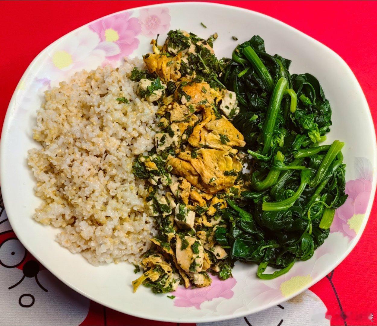 发芽糙米饭，花椒芽炒豆腐鸡蛋，焯拌菠菜。这些花椒芽昨天新买的，昨晚吃了一次炒豆腐