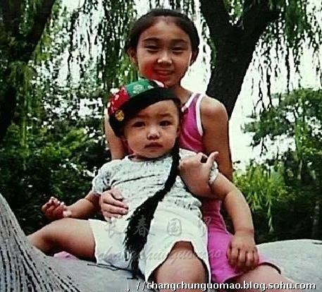 水亦诗从小到大容颜变化不大，一副温柔甜美邻家小姐姐的模样。曾经她是父母的小棉袄，