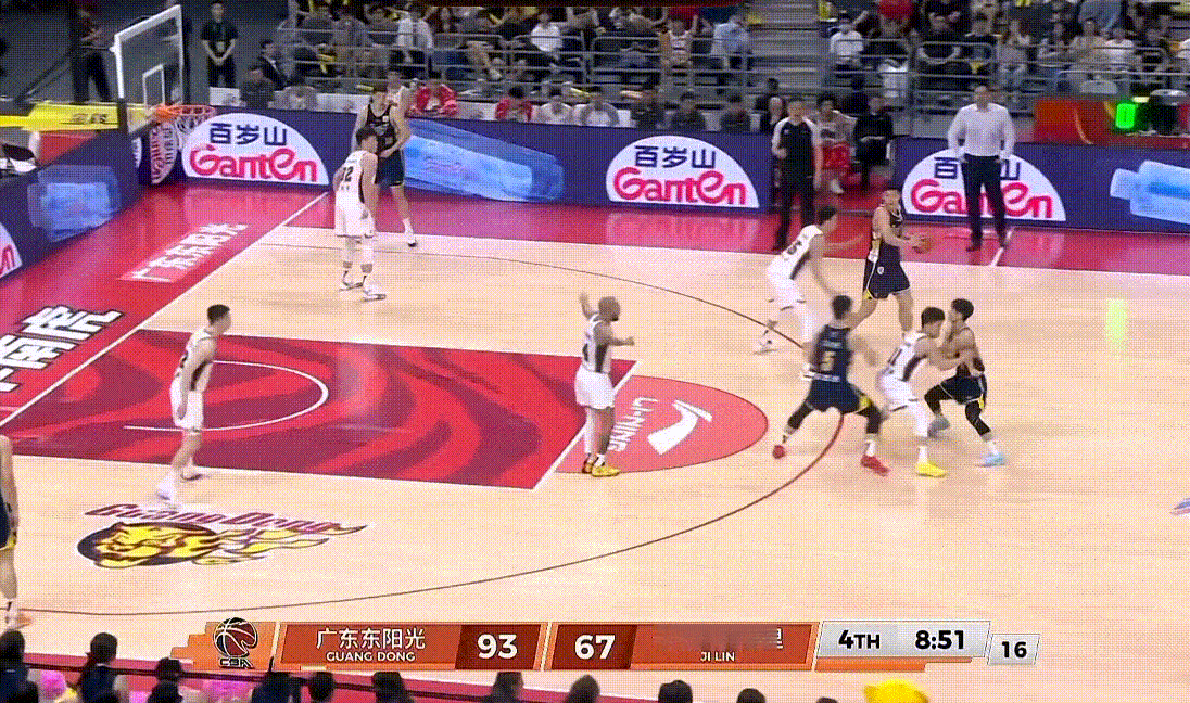 领先太多杜锋指导第四节派上全华班了，徐杰带着18+25+两位小孩哥在打，三节半时