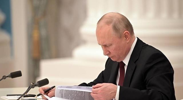 美国会眼睁睁看着美元崩溃？美国会让全球去美元化？去美元化需要多长时间？在我们的有