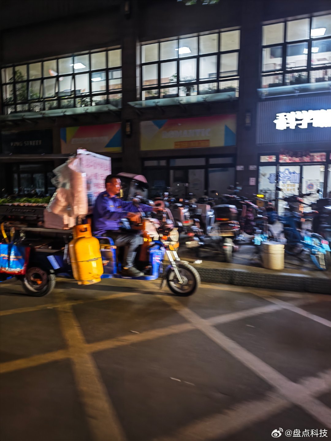 城管“出摊”了还不止一个你们知道啥情况吗？