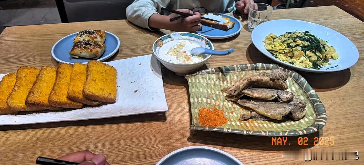 万能生活指南父子俩又下楼吃饭了，非叫我下去吃，我累的一点也不饿，不想动，我只想睡