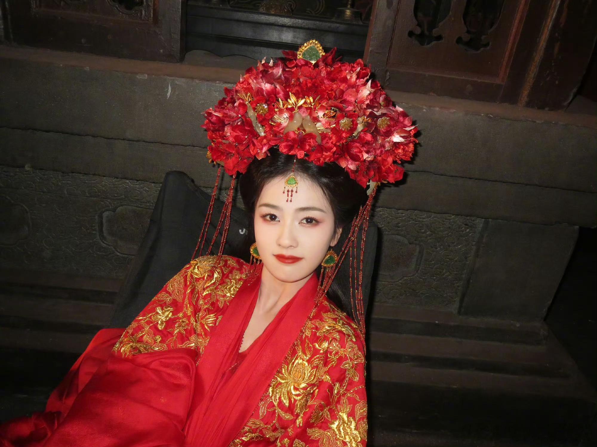 白鹿晒《临江仙》阿月大婚妆造临江仙 ​​​