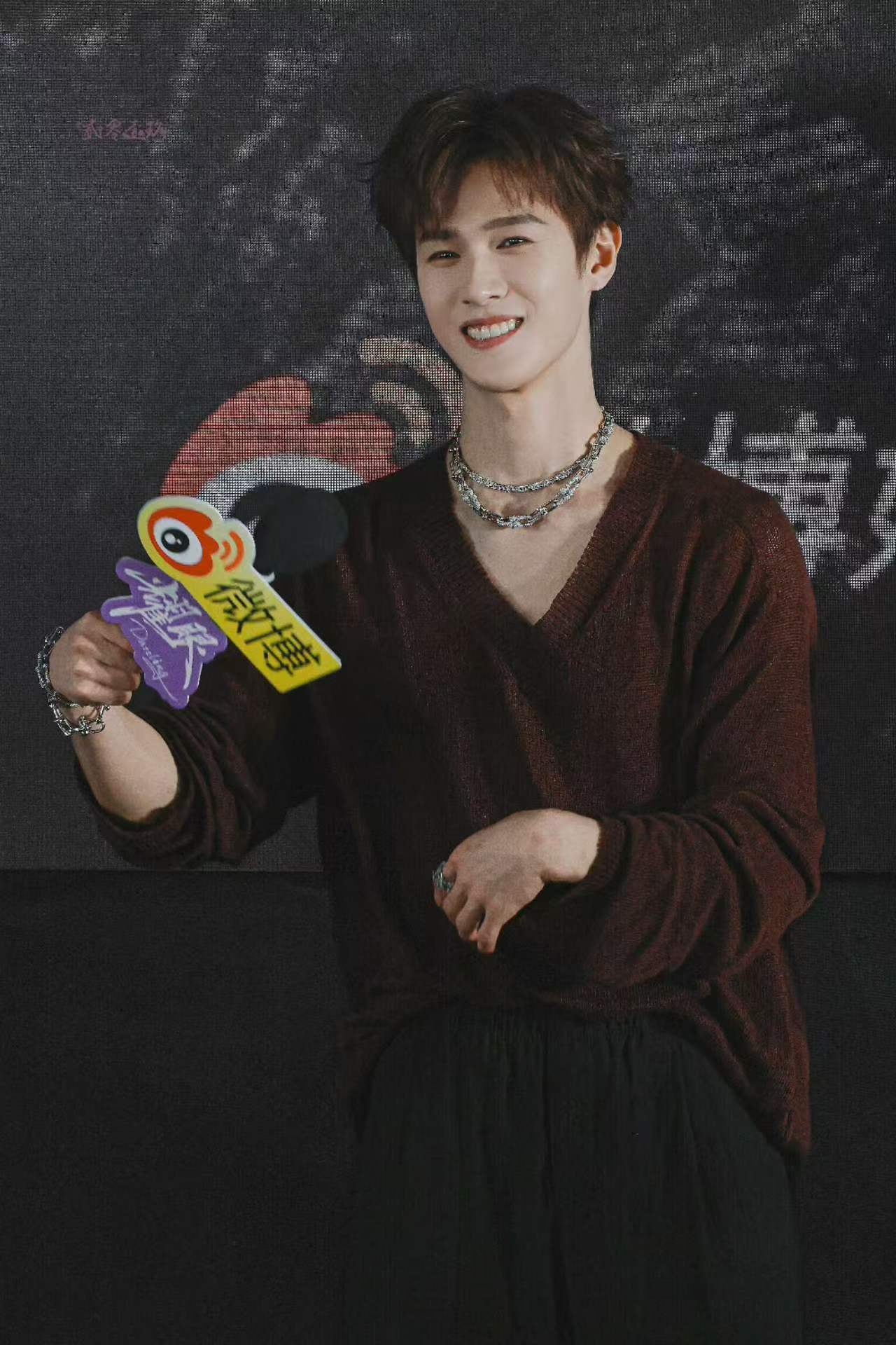 李昀锐这衣服谁选的李昀锐你穿薄纱是什么意思这身薄纱是李昀锐造型史上的神来之笔！透