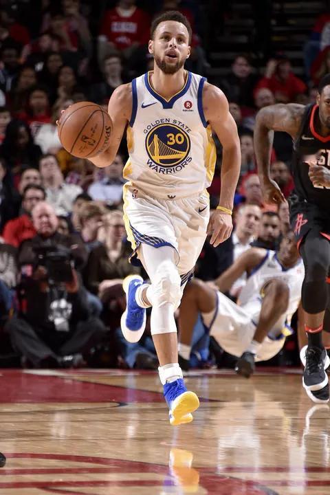 勇士惨败灰熊，矮字当头害惨了球队。
勇士被虐，两大原因，一是双后卫表现太差，二是