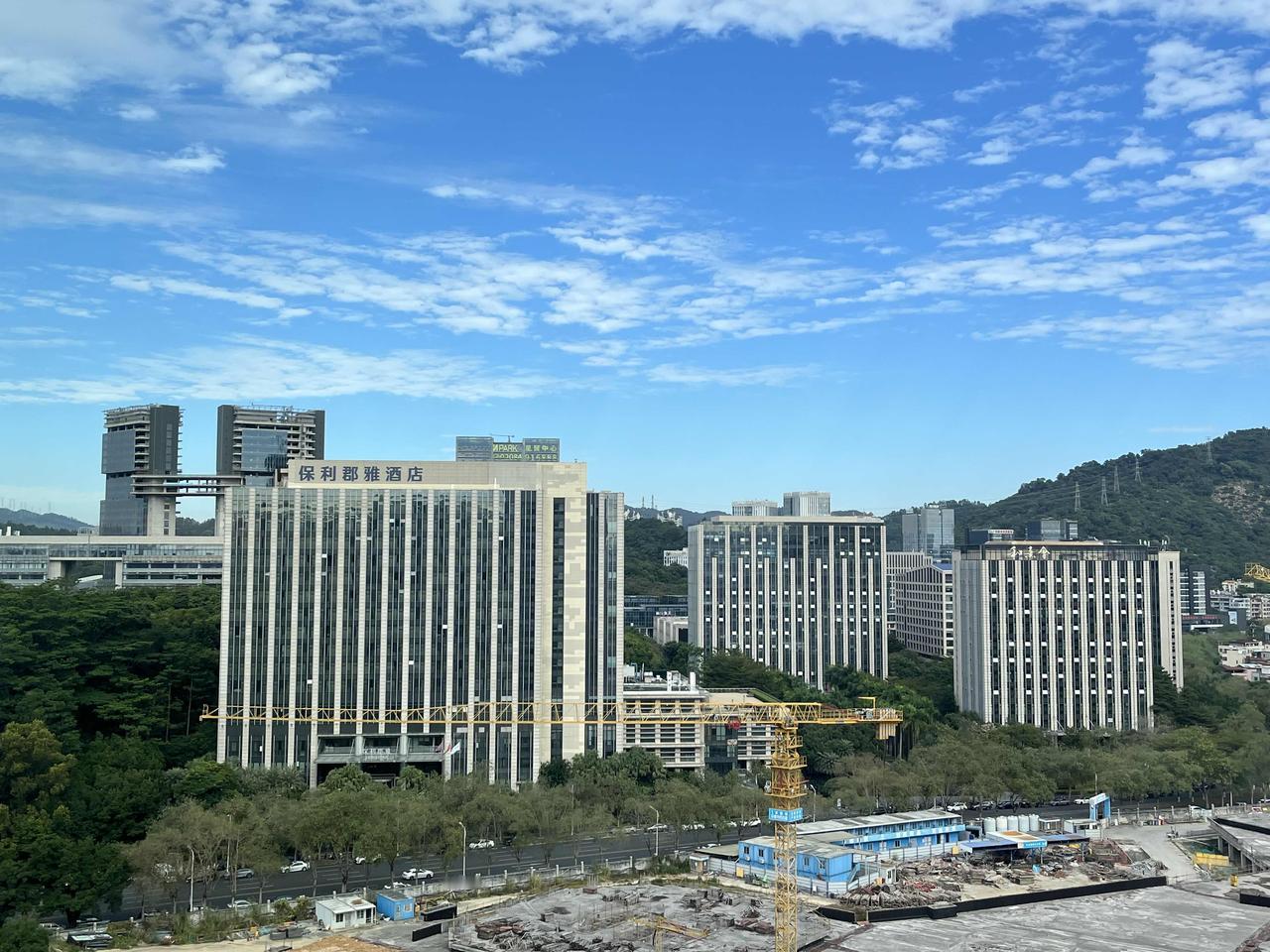 广州市黄埔区科学城周边景色……
2025年12月，我用手机摄影的照片。