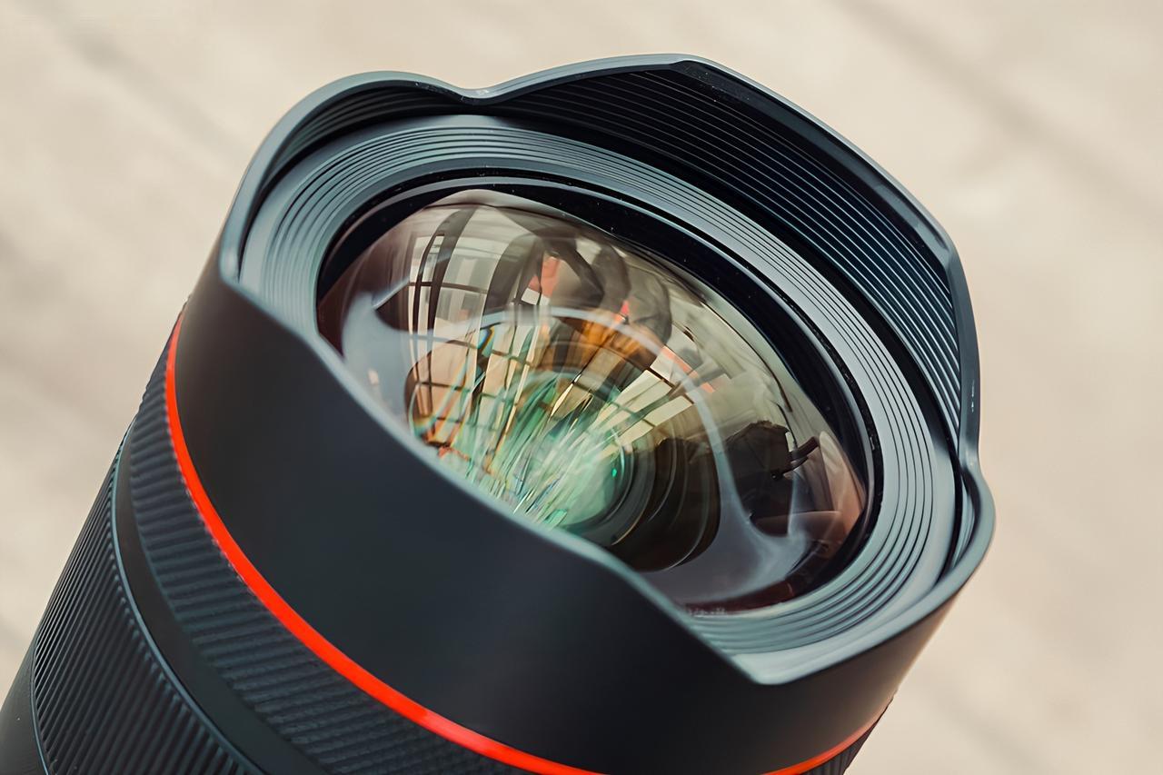 佳能上月推出的RF 14mm F1.4L VCM是星野摄影爱好者的梦幻镜头，它巧