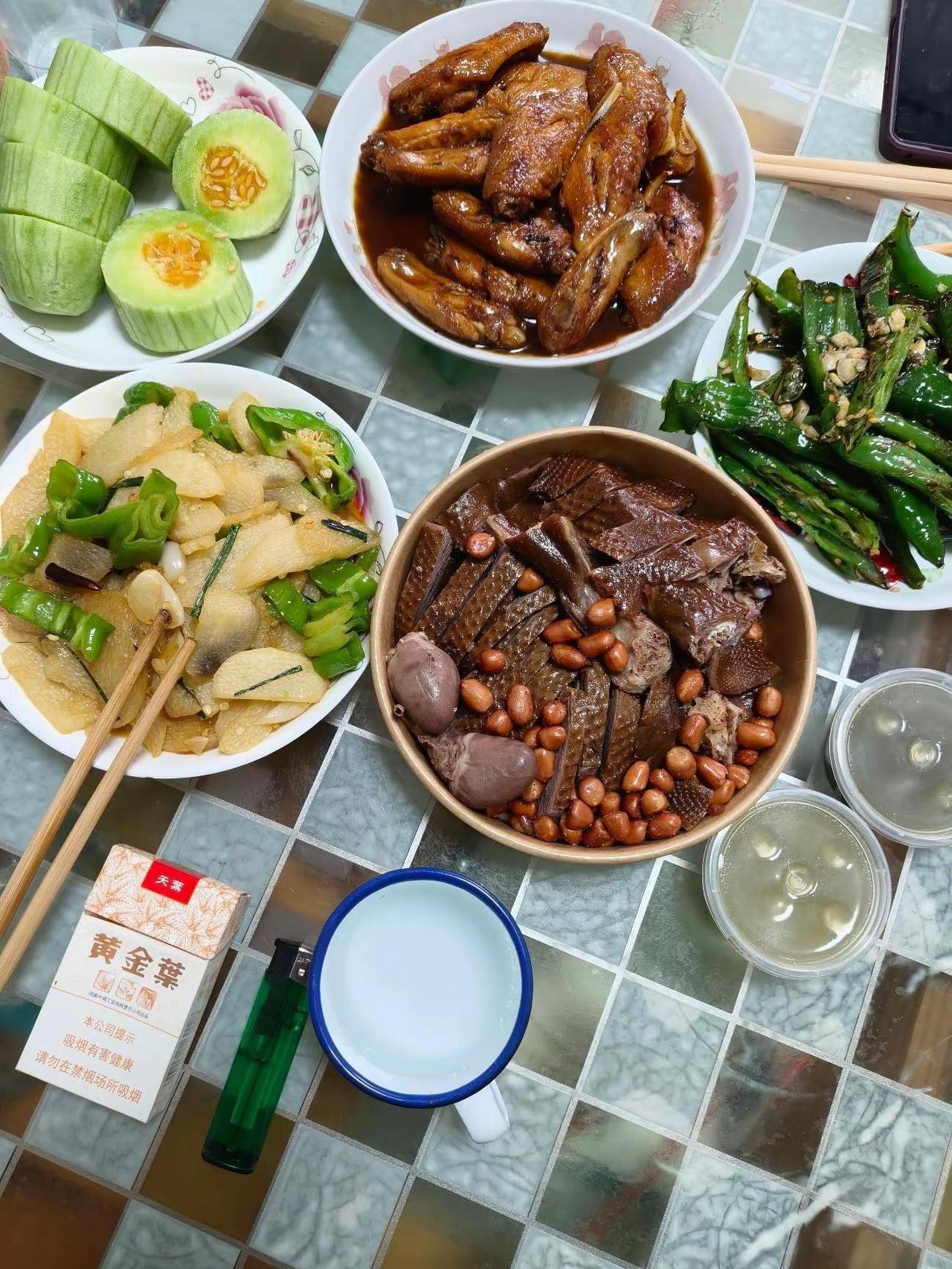 下雨天和喝酒更配哦❤️小酌怡情。你越是放缓脚步，就越易心想事成，生活就是如此🔥