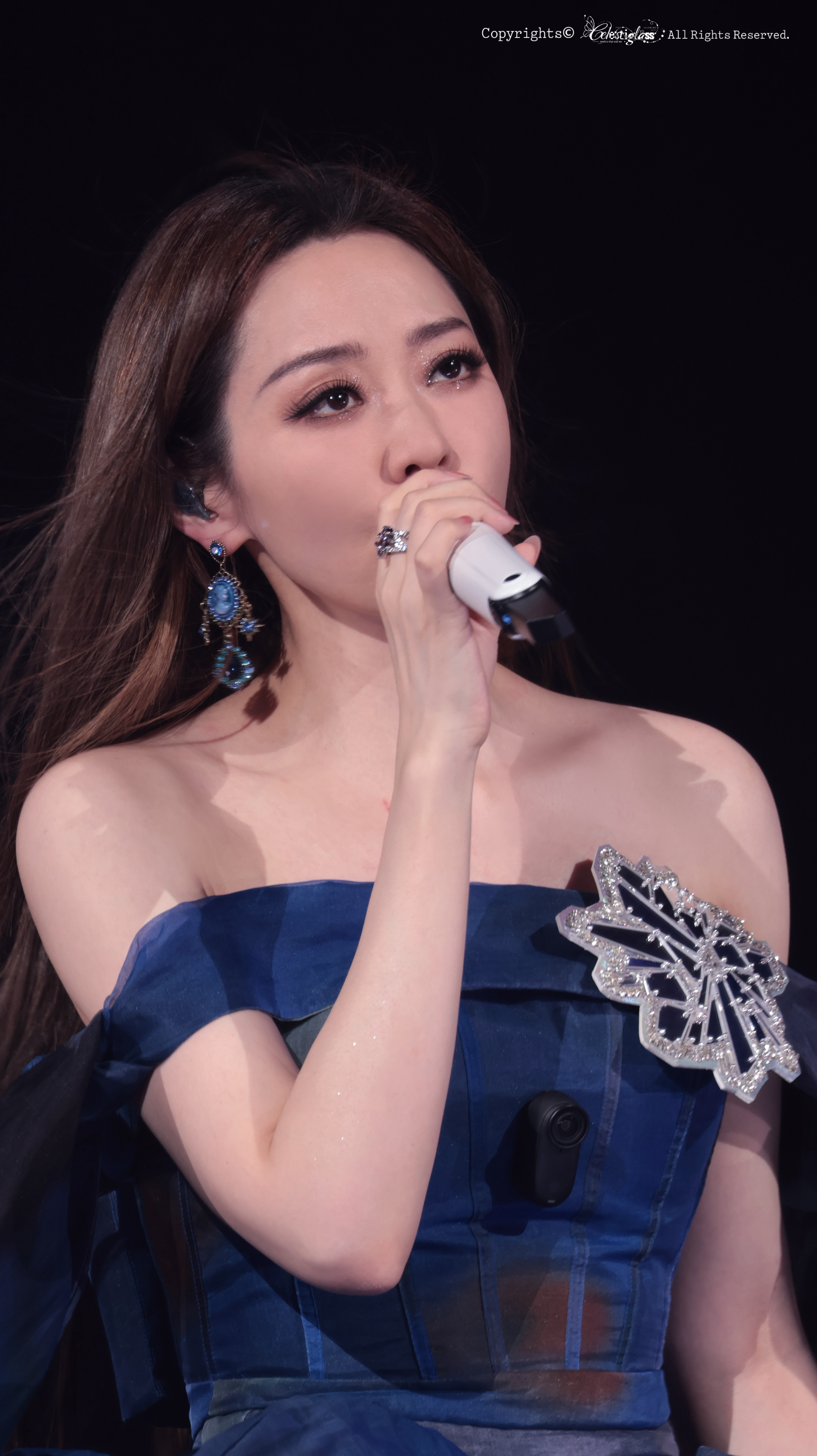 【张靓颖】其实当年小小的姥子根本听不懂唱歌，只是一打开电视就看到有个穿蓝裙子唱歌