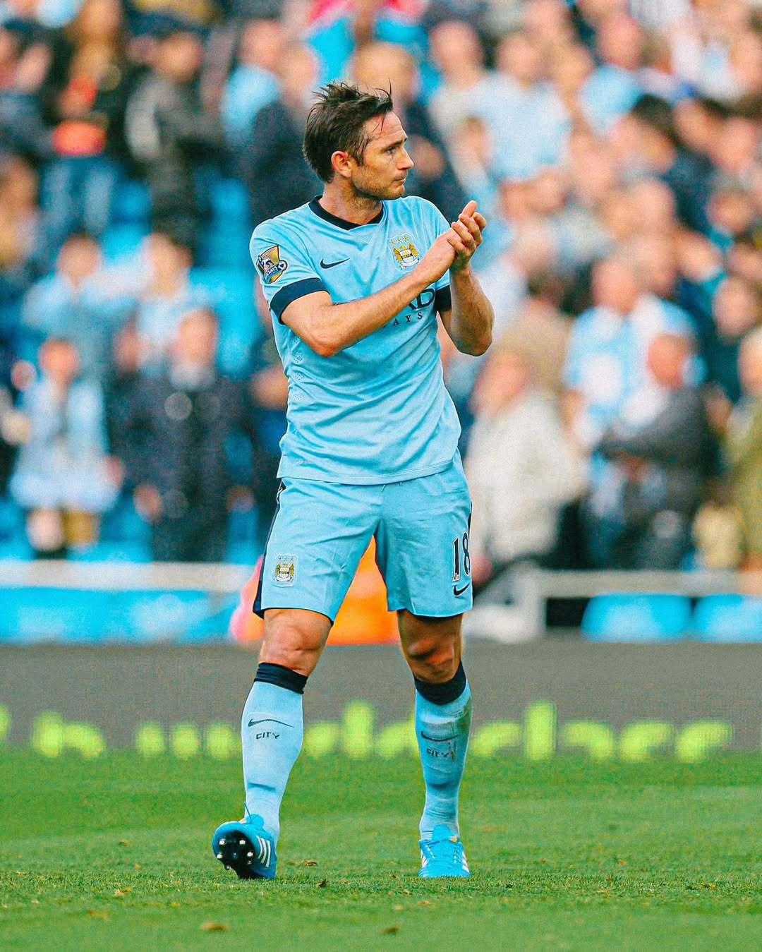 那一刻，感觉如此违和，却又真实发生。💙弗兰克·兰帕德身披曼彻斯特城队战袍，攻破