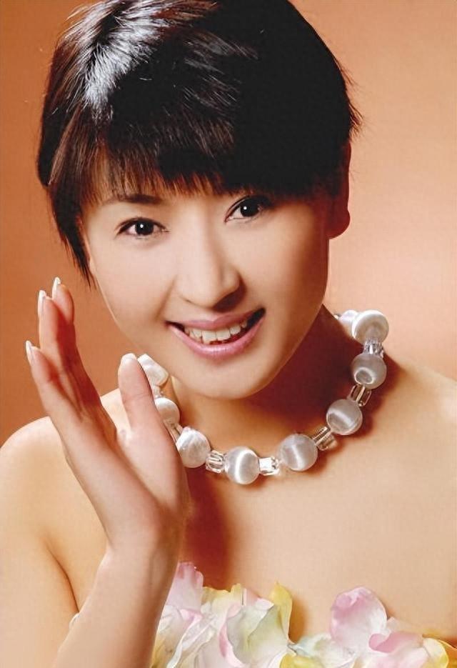 2015年，闫学晶和相爱十多年的丈夫林越离婚，不久后就嫁给马明东，但是让她没想到