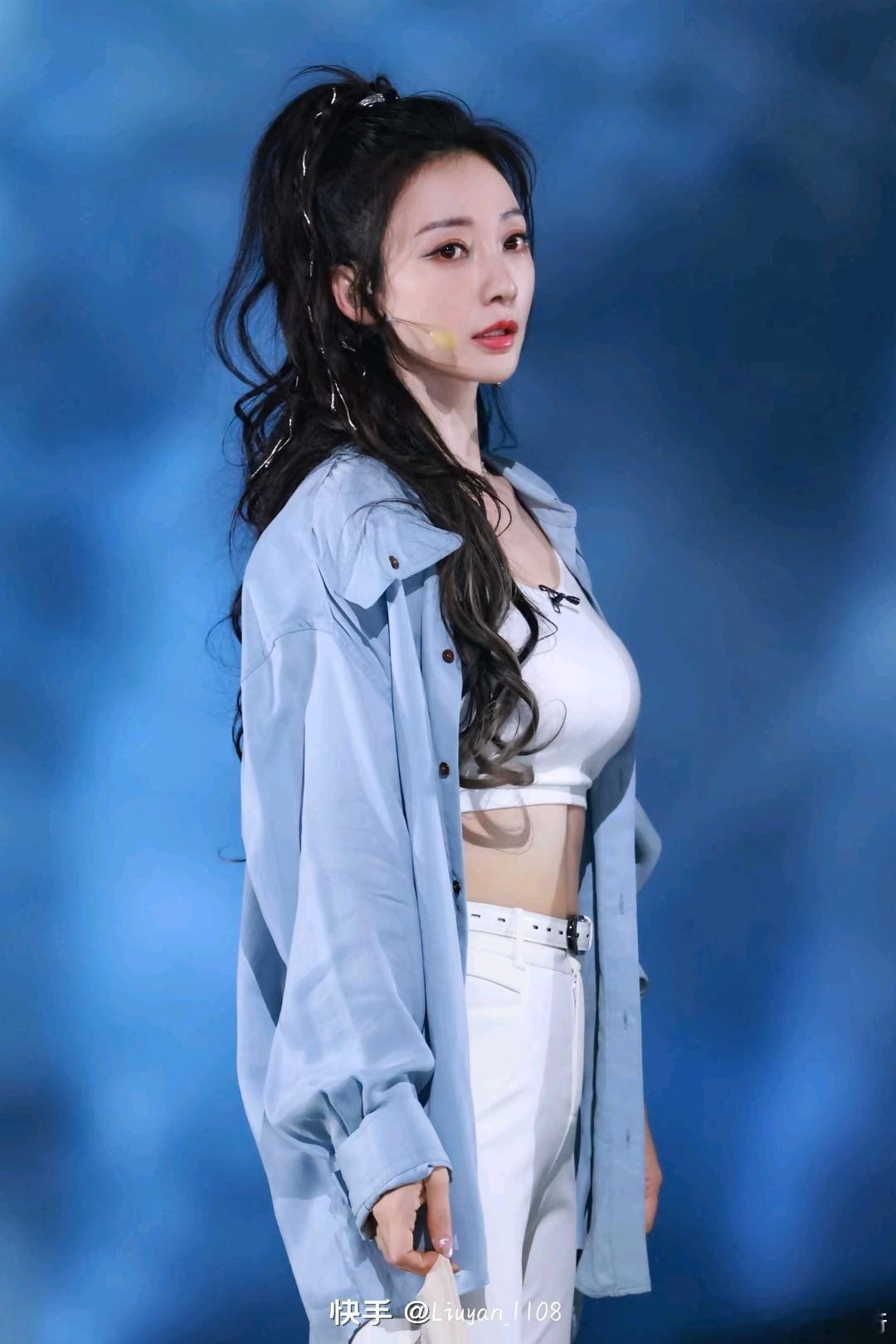 狗仔问柳岩近况不迎合不喧哗，认真过好日常，温柔清醒自有力量，柳岩活得通透又自在✨