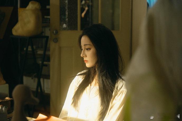 迪丽热巴剪到手那段播了戏里九罗为炎拓理发充满张力，戏外热巴的敬业更让人动容，伤在