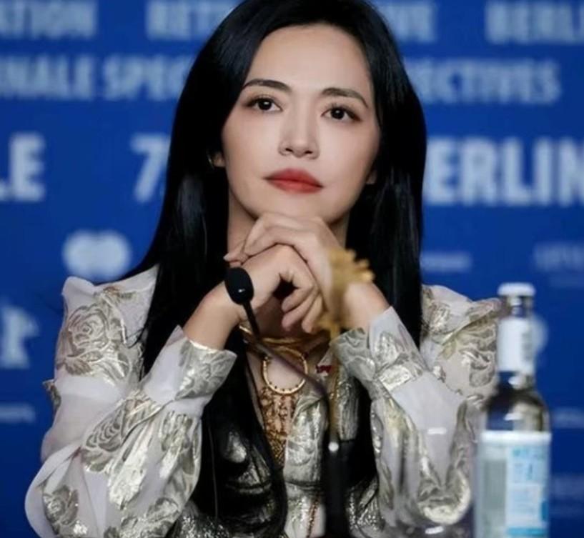 姚晨前夫曹郁真的是不比凌潇肃差！姚晨离婚被说不考虑孩子感受。
 
姚晨是个不清醒