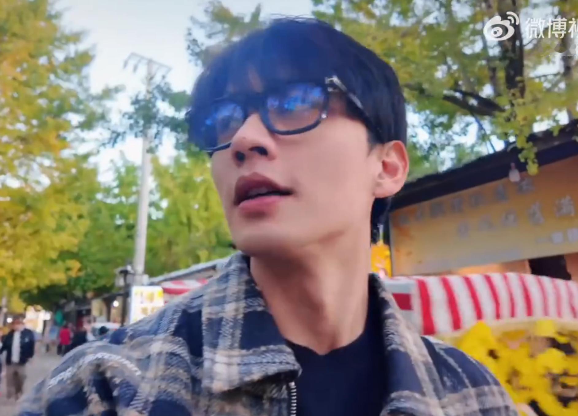 陈鑫海坐腾冲路边看日落 谢谢陈鑫海的分享，真的是活人气息直接拉满了！感觉这样的v