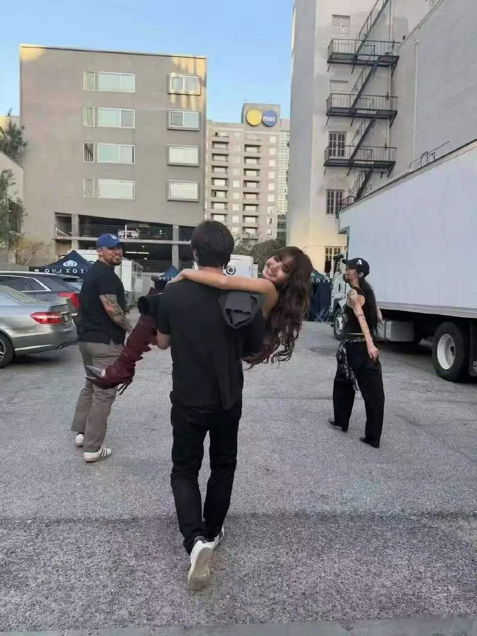 曝Lisa新恋情曝疑似Lisa新恋情Lisa疑似和LV 3公子分手有人说两人都各