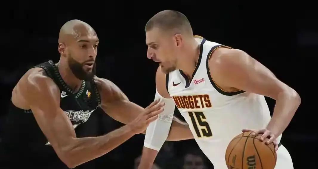 掘金在大比分2-3落后的绝境下，凭借约基奇三双表现主场取胜实现续命，森林狼核心缺