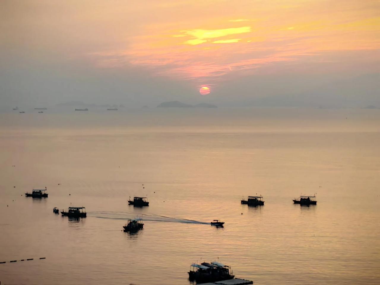 公园随手拍海不扬波，霞光舟影