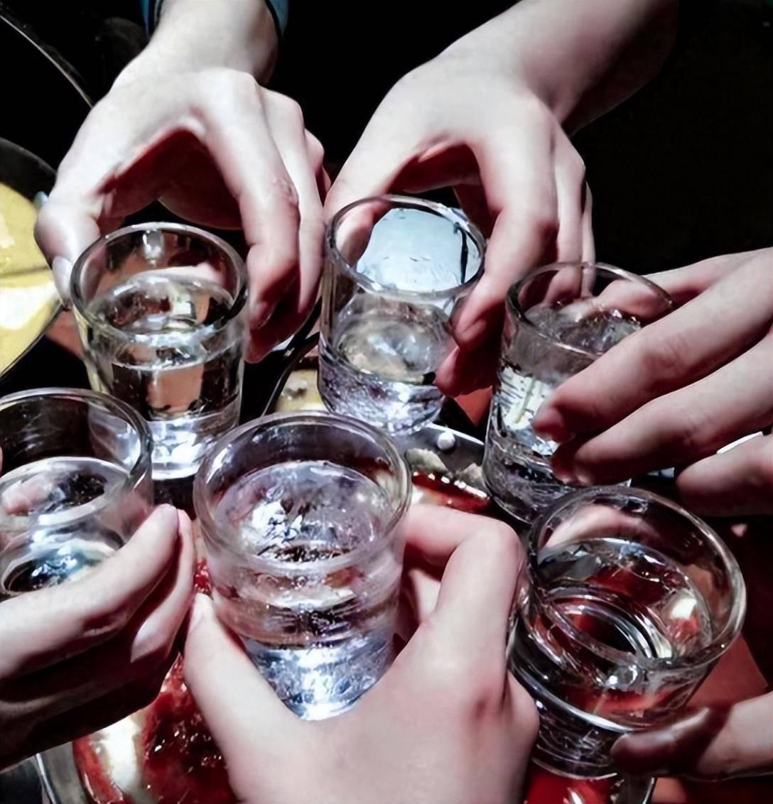 酒，喝还是不喝喝酒喝心情，喝关系，喝社交。喝酒是热闹、人情、解压，朋友相聚、职场